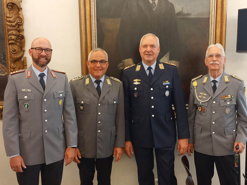 Mitglieder des Offizier-Verein Frankfurt bei der Amtseinführung des neuen Frankfurter Oberbürgermeisters